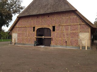 Historisches Fachwerkhaus nach der Sanierung mit erneuertem Fachwerk und Reetdach