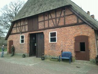 Historisches Fachwerkhaus mit Reetdach vor der Sanierung
