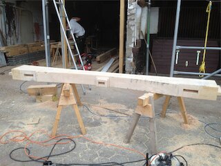 Neu angefertigter Holzbalken für die Sanierung eines historischen Fachwerkhauses