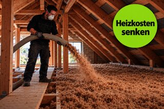 Zimmerer bringt Holzfaser-Einblasdämmung auf dem Dachboden ein – Heizkosten senken mit Dachbodendämmung
