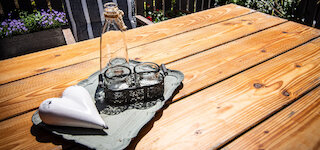 Massiver Holztisch mit Holzoberfläche