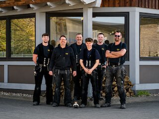 Team der Zimmerei Matthies vor dem Betriebsgebäude in Hanstedt